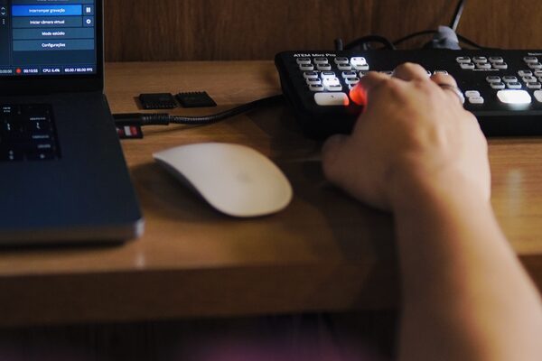 Mão operando switcher de vídeo