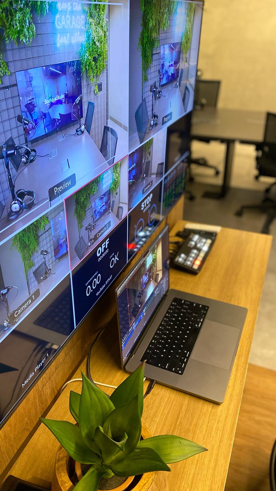 Bancada de controle com monitores