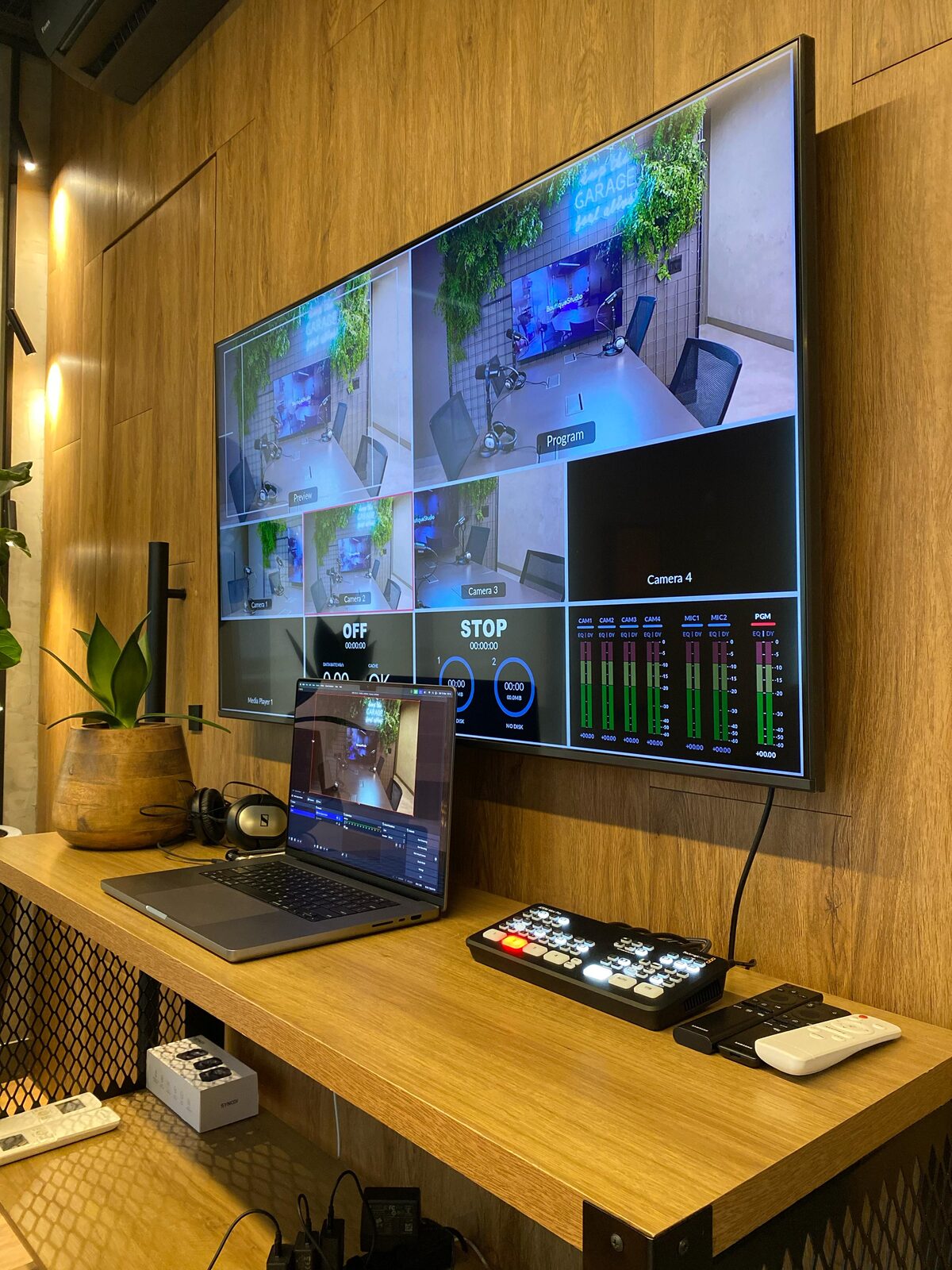 Parede ripada com monitor multicâmera e switcher