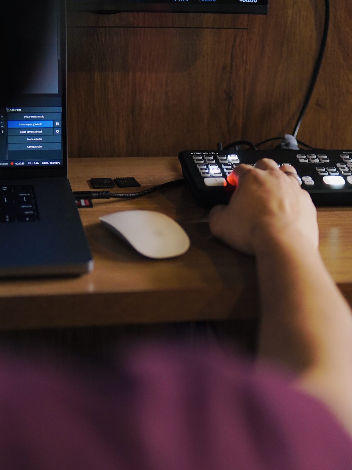 Mão operando switcher com medidores de áudio